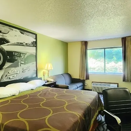 Super 8 By Wyndham Newton Hotel